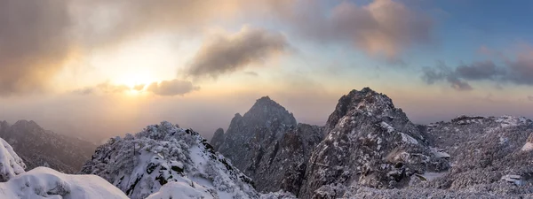 Snömotiv Huangshan Hill på vintern — Stockfoto