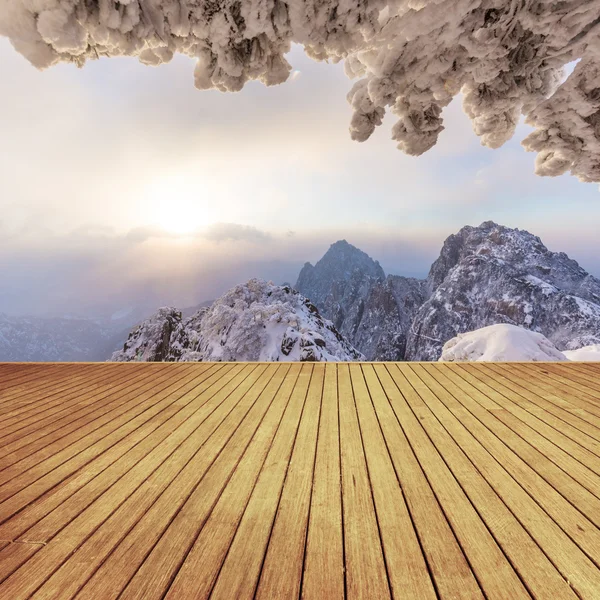 Voorzijde van de houten vloer van sneeuwtafereel — Stockfoto