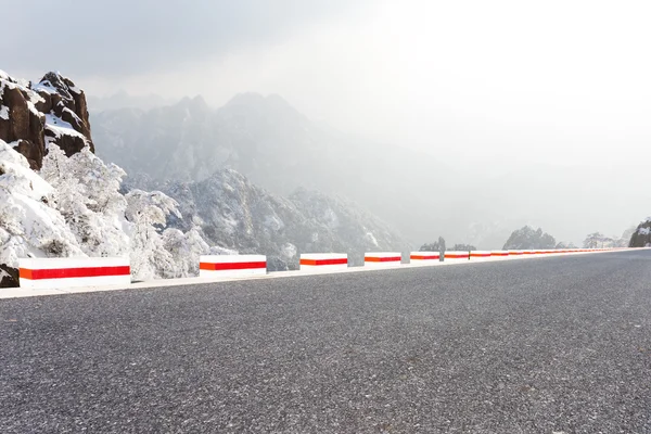 Route devant la scène de neige de la colline de Huangshan — Photo