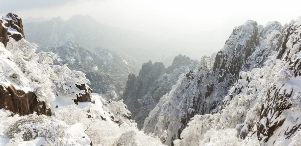Escena de nieve de la colina Huangshan en invierno — Foto de Stock