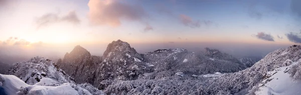 Snömotiv Huangshan Hill på vintern — Stockfoto