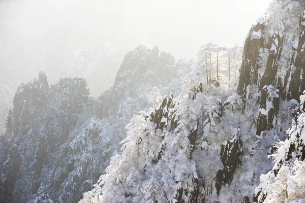 Snömotiv Huangshan Hill på vintern — Stockfoto
