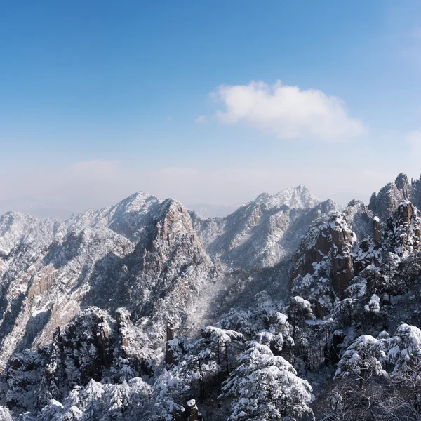 Escena de nieve de la colina Huangshan en invierno — Foto de Stock