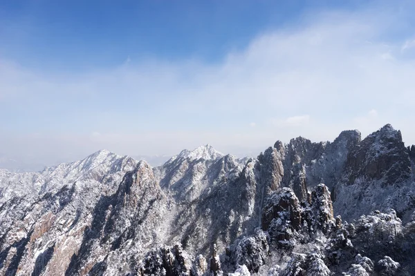Sneeuwlandschap van Huangshan heuvel in de Winter — Stockfoto