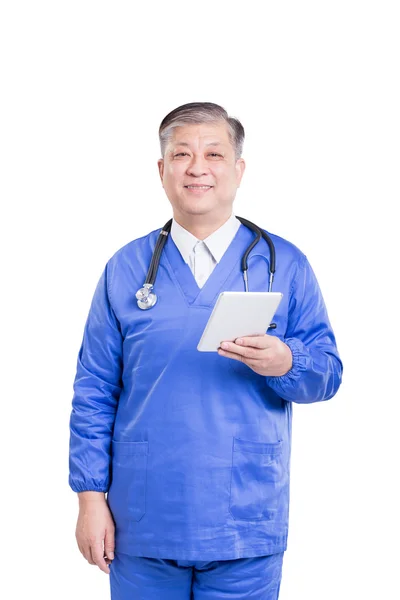 Asiatico vecchio uomo medico con tablet — Foto Stock