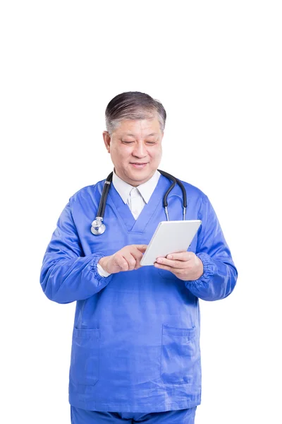 Asiático velho homem médico com tablet — Fotografia de Stock