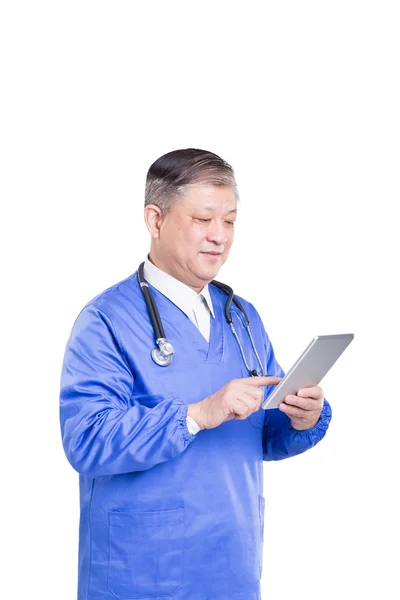 Азиатский старик врач с таблеткой — стоковое фото
