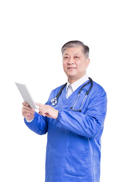 Asiatico vecchio uomo medico con tablet — Foto Stock