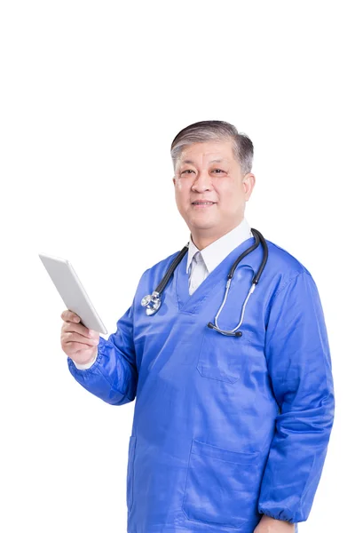 Asiatico vecchio uomo medico con tablet — Foto Stock