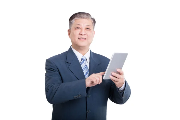 Старый азиатский бизнесмен с цифровым планшетом — стоковое фото