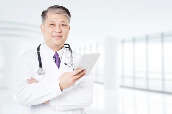 Asiatico uomo medico in bianco uniforme — Foto Stock