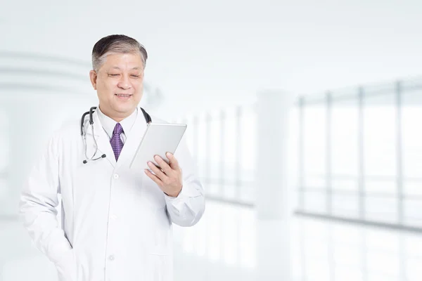 Ásia homem médico no branco uniforme — Fotografia de Stock