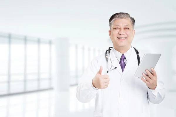 Ásia homem médico no branco uniforme — Fotografia de Stock