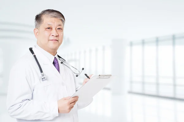 Ásia homem médico no branco uniforme — Fotografia de Stock