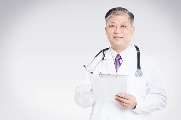 Азиатский врач в белой форме — стоковое фото