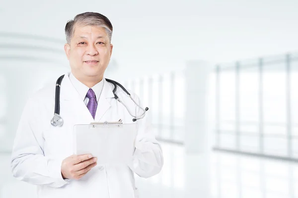 Азиатский врач в белой форме — стоковое фото