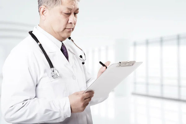 Азіатських людині лікар в білий формений одяг — стокове фото