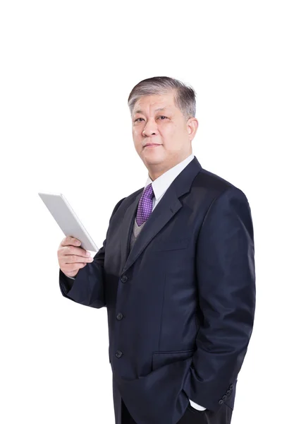 Gammal asiatisk affärsman med surfplatta — Stockfoto