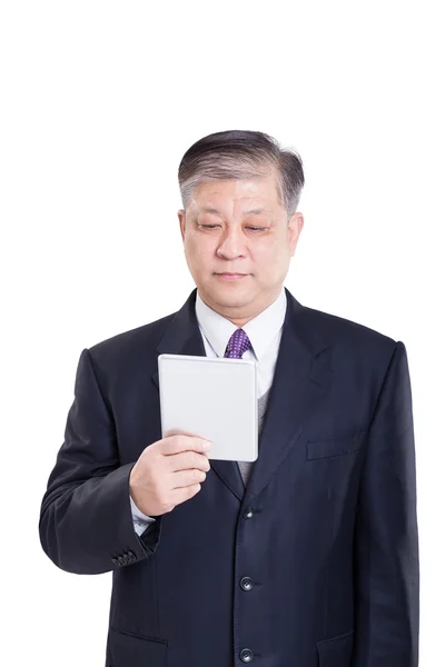 Oude Aziatische zakenman met tablet — Stockfoto
