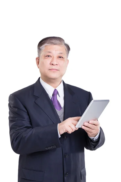 Oude Aziatische zakenman met tablet — Stockfoto