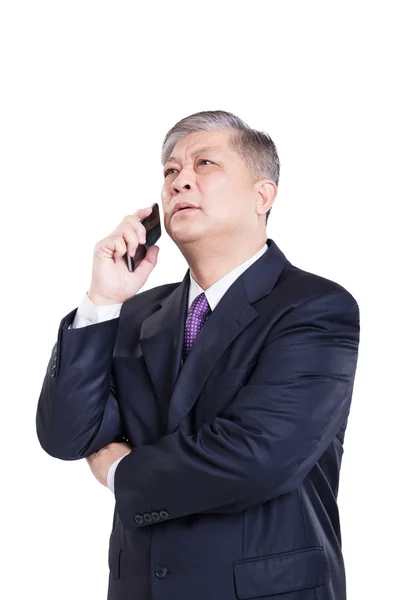 Старый азиатский бизнесмен с мобильным телефоном — стоковое фото