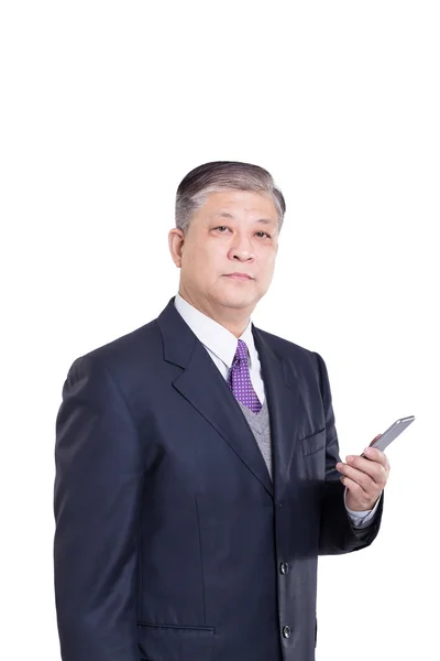 Vieil homme d'affaires asiatique avec téléphone mobile — Photo