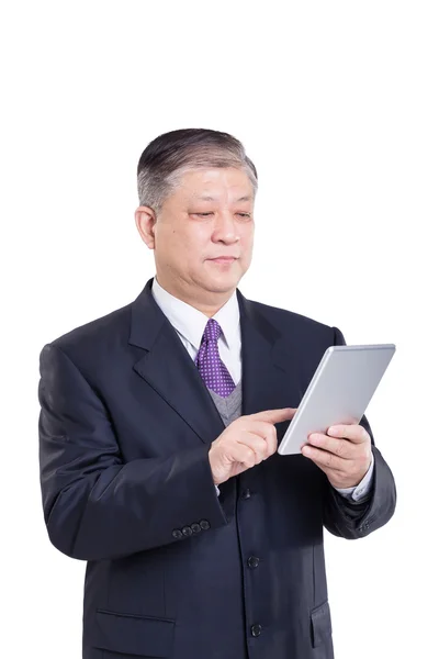 Oude Aziatische zakenman met behulp van digitale tablet — Stockfoto