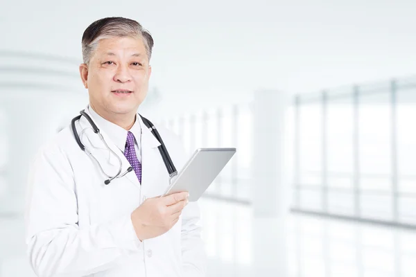 Eski Asya adam doktor tablet kullanma — Stok fotoğraf