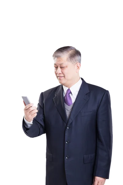 Oude Aziatische zakenman met mobiele telefoon — Stockfoto