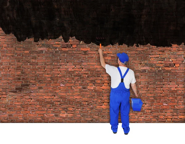 House painter covers brick wall — Stock Photo, Image