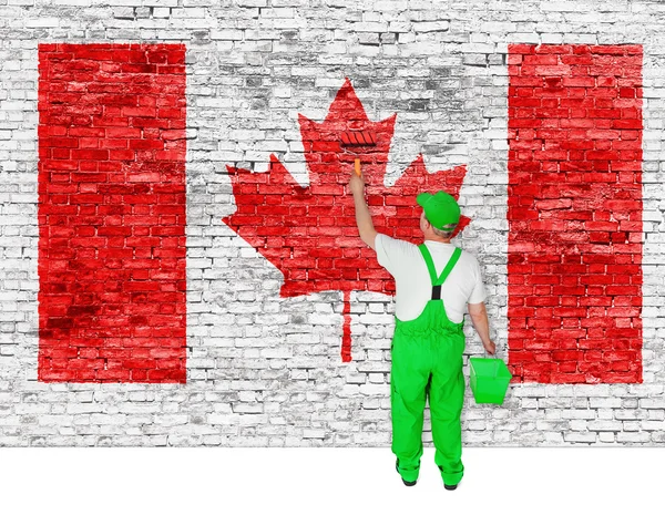 Pintor de casa profissional cobre parede com bandeira do Canadá — Fotografia de Stock