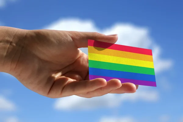 Радужный флаг на визитной карточке — стоковое фото