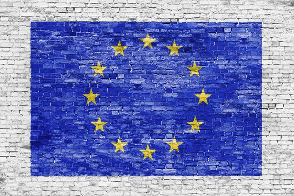 Флаг Европейского Союза над белой кирпичной стеной — стоковое фото