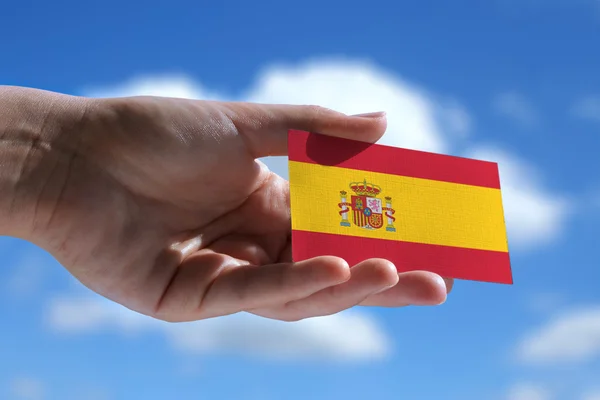 Маленький испанский флаг против неба — стоковое фото