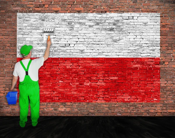 Maler malt Flagge Polens an Ziegelwand — Stockfoto