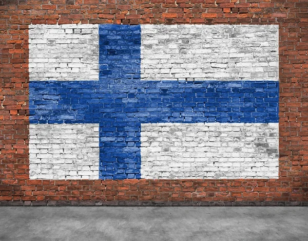 Государственный флаг Финляндии, расписанный на кирпичной стене — стоковое фото