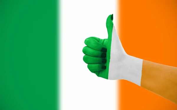 Σημαία της Ιρλανδίας στο χέρι του θηλυκού — Φωτογραφία Αρχείου