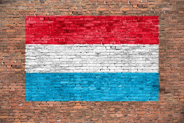 Флаг Люксембурга на кирпичной стене — стоковое фото