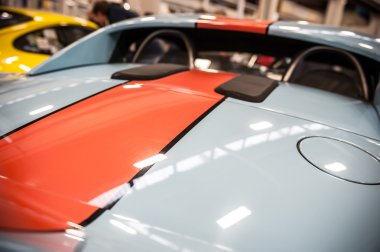 Mavi spor araba arkası