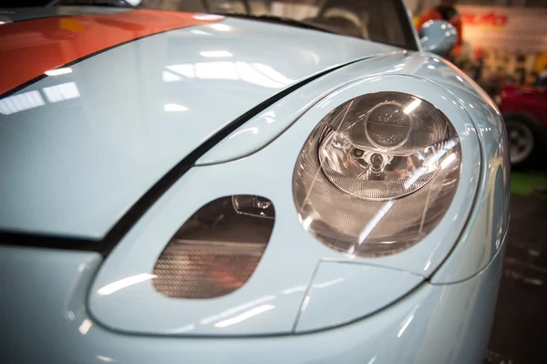 Frente a un coche deportivo azul — Foto de Stock