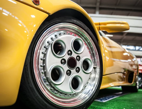 Колесо жёлтого спортивного автомобиля — стоковое фото