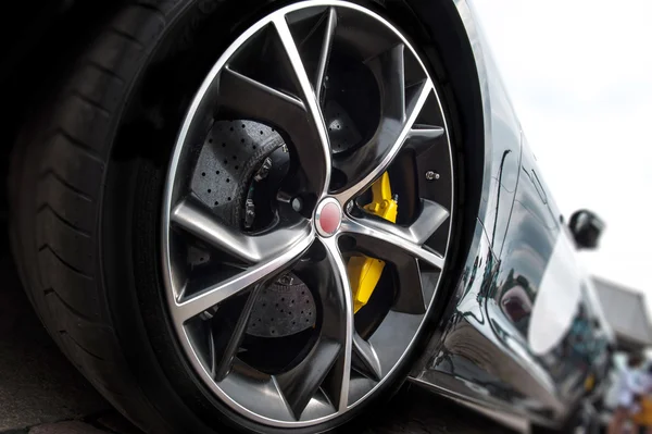 Roda de um carro preto — Fotografia de Stock