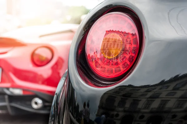 Rotes und schwarzes Auto — Stockfoto