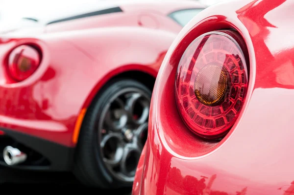 Due auto rosse sul retro — Foto Stock