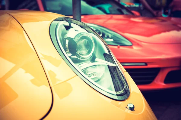 Close up de um carro esporte amarelo: faróis — Fotografia de Stock