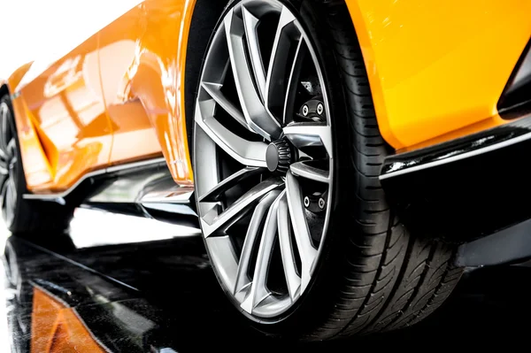 Parte de trás de um carro esporte laranja — Fotografia de Stock