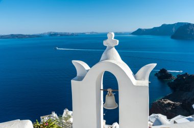 Santorini Adası üzerinde beyaz çan kulesi