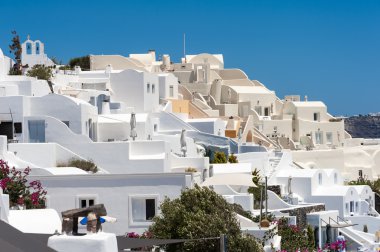 Santorini'de geleneksel Oia evlerin yakın çekim