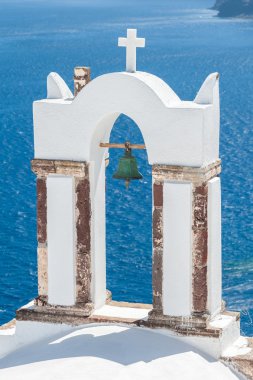 Santorini'de denize eski çan kulesi