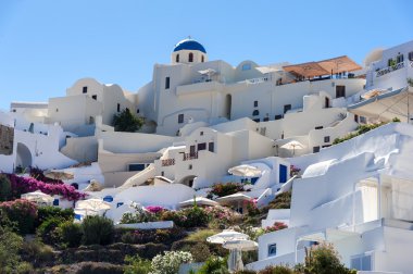 Oia Köyü Santorini adasında denize yakın çekim